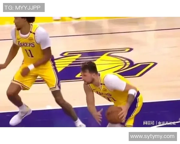 2013年湖人与黄蜂精彩对决回顾球星表现与比赛亮点分析 2013年湖人与黄蜂精彩对决回顾球星表现与比赛亮点分析