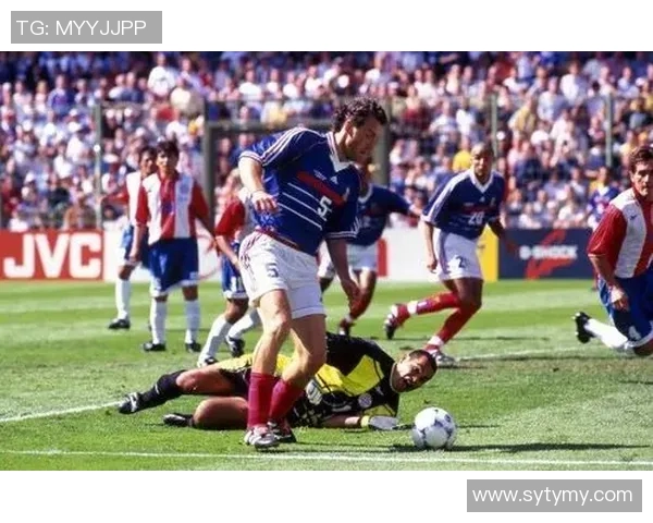 1998年世界杯经典对决法国队与巴拉圭队的激烈较量回顾