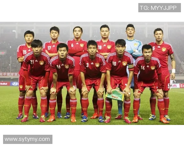 国足迎战韩国激情奏国歌展现中华力量与团结精神