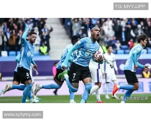 大连人迎战上海申花争夺中超积分榜关键战役的胜利荣耀