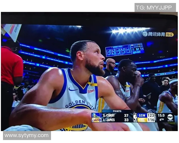 库里在湖人对勇士比赛中意外滑倒引发球迷热议与赛后分析