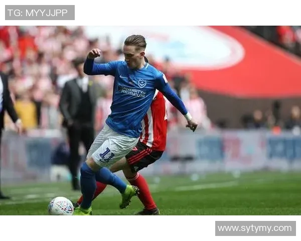 朴次茅斯与斯肯索普的激烈对决展现英格兰足球的魅力与竞争精神