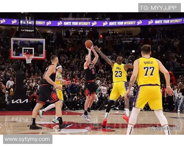 湖人队以124分战胜掘金队展现强大实力再度引发球迷热议